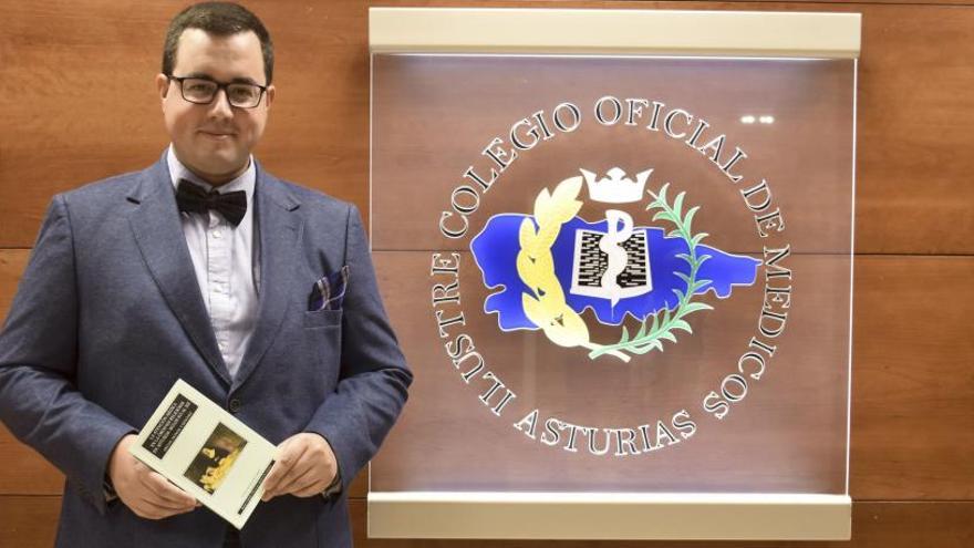 Miguel Dongil en la presentación de un libro en el Colegio Oficial de Médicos de Asturias